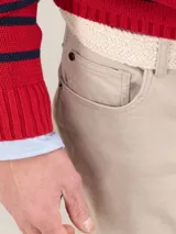 Pantalón de hombre color crudo, marca El Ganso, modelo 5 bolsillos, confeccionado en tejido de sarga con 77% algodón, 20% de algodón reciclado y 3% elastano.