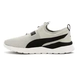 Championes Puma Anzarun Lite Slipon color gris claro con detalles en negro y blanco. Diseño slip-on con banda elástica con logo Puma en el empeine y suela blanca.