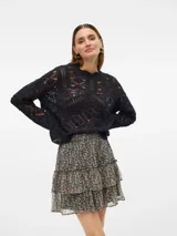 Sweater de punto negro con calados, mangas largas abullonadas y cuello redondo.