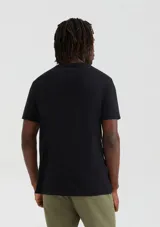 Camiseta gris oscuro de manga corta con cuello en V.