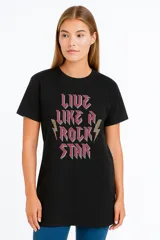 Remera negra con estampado frontal de la frase "Live Like a Rock Star" en tipografía estilo rock con detalles en rojo y amarillo.