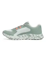Championes Under Armour Charged Bandit Trail 3 para mujer, diseñados para trail running. Color verde con detalles en blanco y naranja.