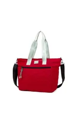 Bolso tipo shopper rojo con diseño acolchado de labios. Tiene doble asa de mano color blanco con letras estampadas y correa larga extraíble de hombro color negro con letras estampadas.