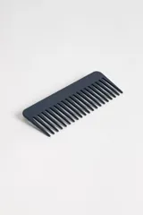 Peine de plástico azul con dientes finos.