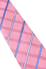 Corbata roja con textura aterciopelada y pañuelo de bolsillo a juego.