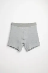 Boxer largo de algodón color gris melange con cintura elástica.