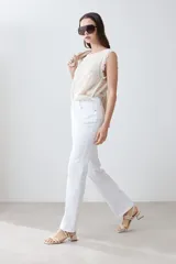 Pantalón de jean blanco, de corte recto y tiro medio.