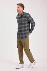 Camisa de manga larga con cuello y botones, confeccionada en tejido de franela a cuadros en tonos verde oscuro, azul marino y marrón.