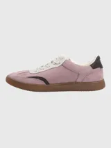 Zapatillas deportivas urbanas de color lila con detalles en blanco y suela marrón.
