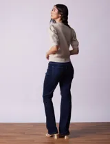 Cárdigan tejido color blanco, marca Tahari. Escote en V, manga corta abullonada con puño y abertura central con botones.