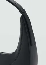Bolso tipo hobo color beige, con correa corta para el hombro y cierre de cremallera.