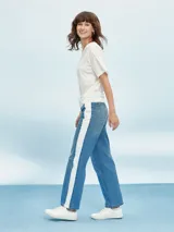 Pantalón de jean azul con cintura clara y una franja blanca vertical en los laterales.