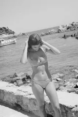 Braguita de bikini de tiro medio con cintura elástica y forro interior. Diseño a rayas horizontales blancas y negras.