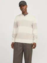 Polo de manga larga a rayas horizontales color crema y gris, con cuello clásico y cierre de medio botón.