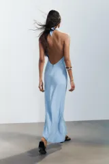 Vestido midi celeste con cuello halter con lazada y espalda descubierta.