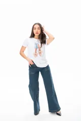 Remera blanca con estampado de zapatos con moños y vestido celeste.