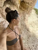 Aros plateados con diseño irregular.