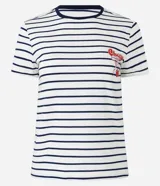 Remera de algodón a rayas horizontales blancas y azules, con cuello redondo y manga corta. Presenta un estampado de cereza con moño en el pecho.