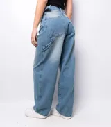 Pantalón de jean celeste con cintura alta y corte ancho.