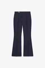 Pantalón de vestir azul marino, de tiro medio, con bolsillos delanteros y falsos bolsillos de vivo en la espalda. Pierna recta y acampanada.