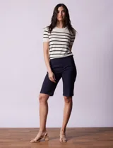 Bermuda azul marino de gabardina elastizada, marca Zac & Rachel, con pretina ancha elastizada, bolsillos delanteros y traseros, y ruedo con dobladillo.