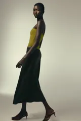 Falda midi color verde oliva de tiro alto con cintura elástica.