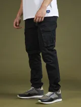 Pantalón cargo color azul marino, con bolsillos laterales con solapa y corte ajustado.
