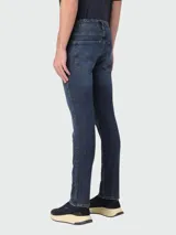 Jeans de denim azul de corte slim fit.