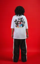 Remera oversize de algodón premium color blanco, con cuello redondo y manga corta. Presenta un pequeño estampado del personaje Mickey Mouse en el lado izquierdo del pecho.