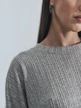 Sweater gris de tejido acanalado con cuello redondo y mangas largas.