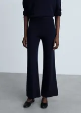 Pantalón de punto fino color azul marino, de corte recto y tiro alto, con cintura elástica.