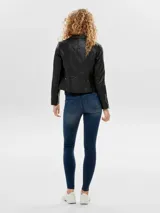 Chaqueta negra de piel sintética con corte biker, cierre asimétrico con cremallera, cuello con solapas y tachas decorativas.