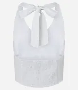 Blusa chaleco color blanco, con frente única, lazo en el cuello, lastex en la espalda y botones delanteros.