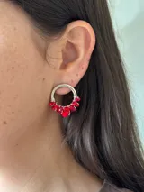 Aros tipo argolla plateados con cuentas de vidrio facetadas en tonos rosa y bordó.