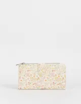 Billetera de cuerina con estampado de flores y diseño de cachemira. Tiene formato de fichero con sistema de apertura con broche a presión y cierre superior.