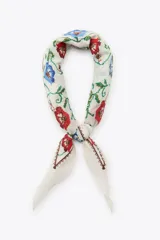 Bandana blanca de algodón con bordado de flores rojas y azules.