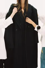 Abrigo largo de Zara Woman Collection confeccionado en tejido con 30% lana. Tiene cuello solapa de muescas, manga larga con abertura y botones, bolsillos con solapa en el delantero y de vivo en el pecho. Forro interior a tono y cierre frontal cruzado con botones.