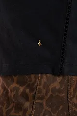 Musculosa negra ajustada al cuerpo, confeccionada en algodón peinado.