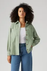 Camisa Levi's de pana color verde claro, corte oversize, con cuello clásico, cierre frontal con botones marrones, dos bolsillos de parche con solapa abotonada en el pecho y mangas largas con puños abotonados.
