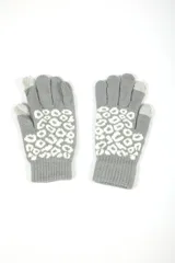 Guantes de punto color naranja con estampado de guepardo negro y puntas de los dedos en gris claro, compatibles con pantallas táctiles.