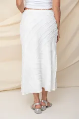 Pollera midi blanca de crepe satén con textura de seda.