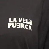 Remera negra de manga corta con estampa en el frente del logo de La Vela Puerca.