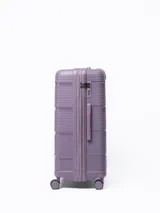 Valija rígida de viaje color lila con ruedas giratorias, manija telescópica y cierre de seguridad con combinación numérica.