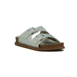 Sandalias plateadas con doble tira y hebillas metálicas ajustables.