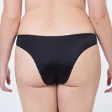 Bikini tiro bajo/medio en color negro, confeccionado con tela de fibra LYCRA® y encaje elastizado.