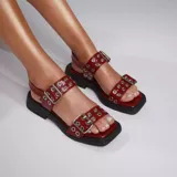 Sandalias de cuero color negro, con plataforma y hebillas.