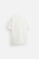 Camiseta negra de algodón de corte regular, con cuello redondo con ribete doble y mangas cortas.