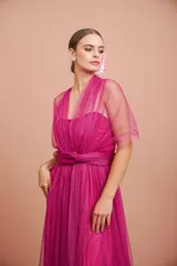 Vestido largo color fucsia de micro tul, strapless y multi posición.