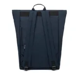 Mochila navy tipo roll con un compartimento principal amplio y un bolsillo frontal con cremallera.