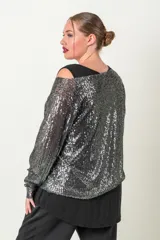Blusa de paillette forrada color burdeos, con manga tres cuartos y diseño en V.